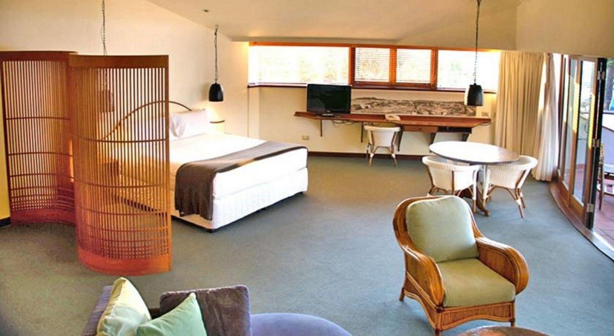 Beach Hotel Resort Teluk Byron Bagian luar foto