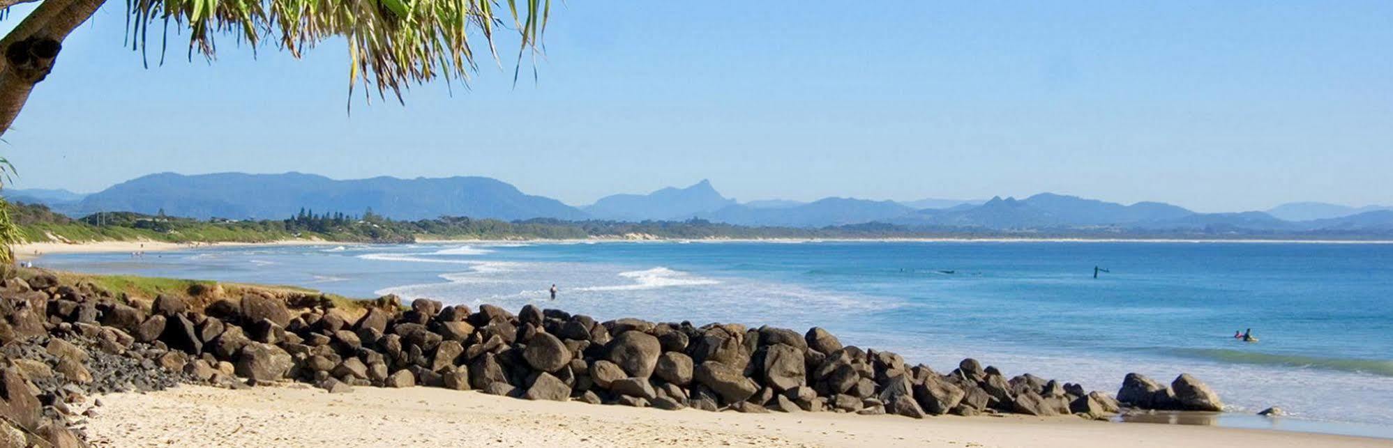 Beach Hotel Resort Teluk Byron Bagian luar foto