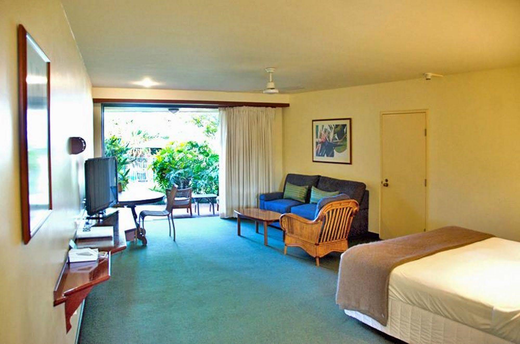Beach Hotel Resort Teluk Byron Bagian luar foto