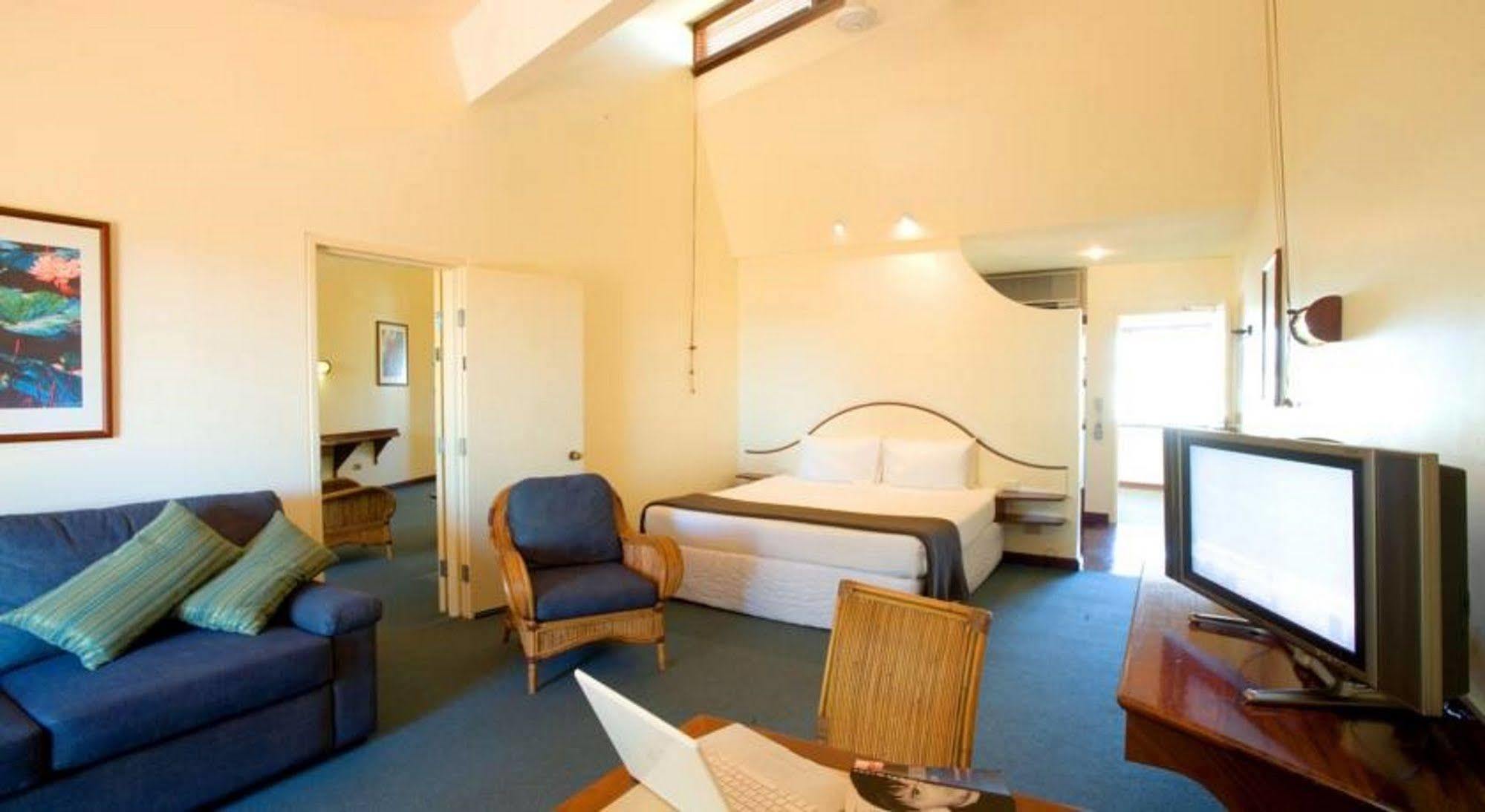 Beach Hotel Resort Teluk Byron Bagian luar foto